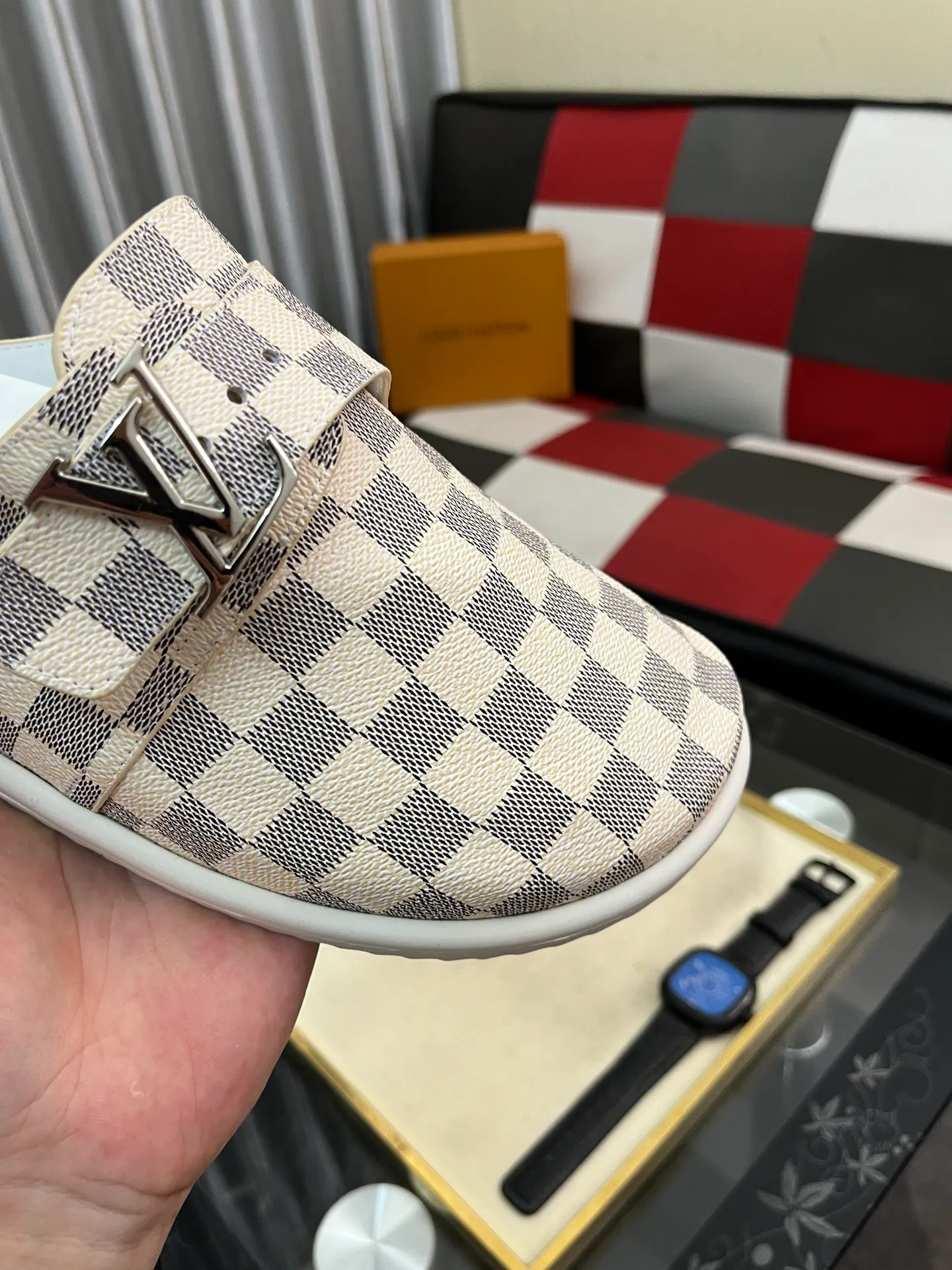 Men's shoes 💰380⌚️⌚️2025 new men's casual sandals and slippers, made of suede cow leather, with Monogram pattern to highlight the trendy style. Adjustable straps illuminated with LV letters, while a resilient insole and micro outsole provide lightweight comfort. Made of suede cow leather with embossed Monogram pattern and brand element metal hardware✅Adjustable straps➕Tough insole‼ ️Micro outsole. Comfortable and easy to wear‼ ️size: 38-443️⃣Colors available